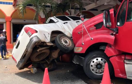 Camión remolque choca dos vehículos y se estrella contra parte frontal de la plaza Jacaranda Camión remolque choca dos vehículos y se estrella contra parte frontal de la plaza Jacaranda