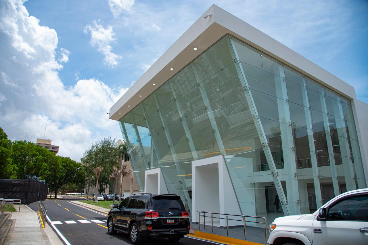 Fachada del Museo de Historia y Geografía en la Plaza de la Cultura Juan Pablo Duarte.