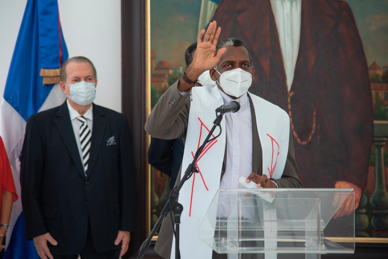 Párroco Wilfredo Montaño.