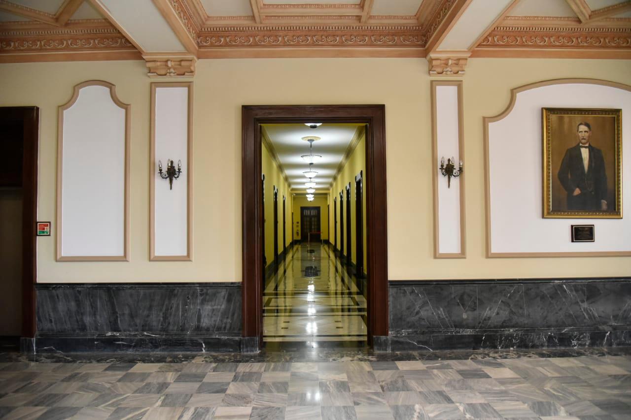 Los pasillos de la Casa de Gobierno lucen totalmente desalojados luego de la salida de los antiguos funcionarios.