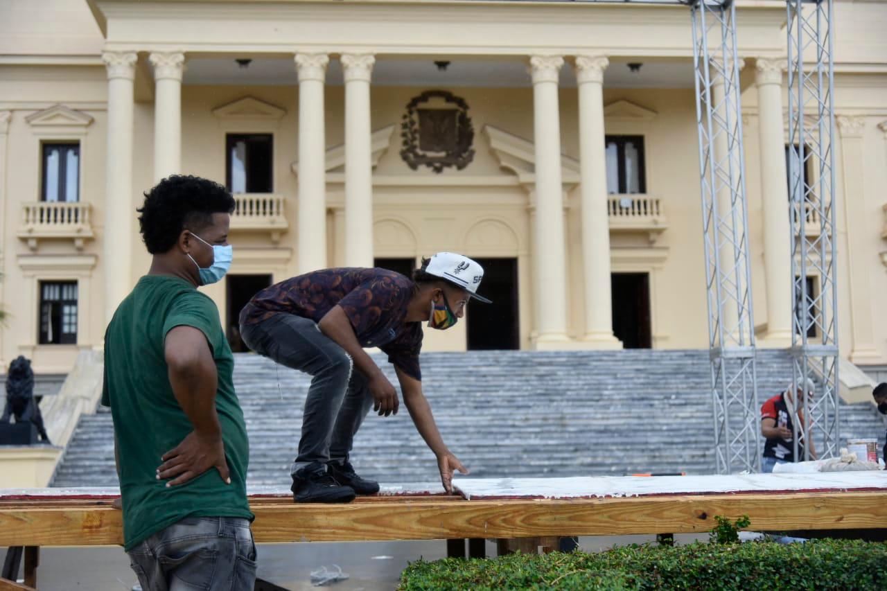 Obreros levantan lo que será la tarima frente a las escalinatas del Palacio para el recibimiento del nuevo gobernante 2020-2024.