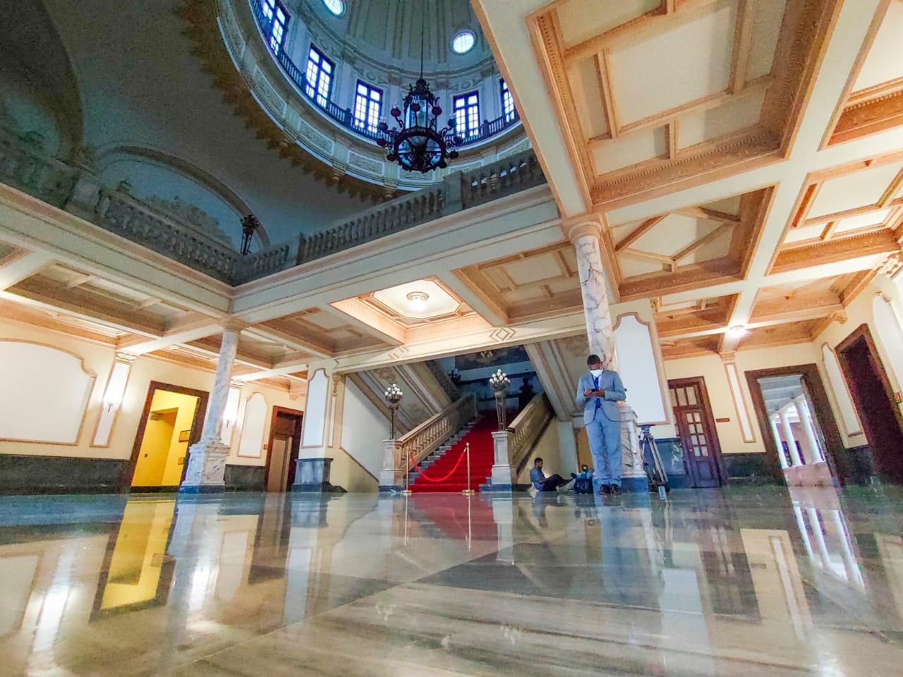 El lobby del Palacio parece un espejo, con la majestuosidad decorativa de la cúpula, que es un símbolo del Palacio Nacional.