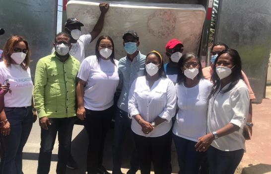 La Fundación Arlene Peña realiza donaciones a afectados por tormenta en Hato Mayor
