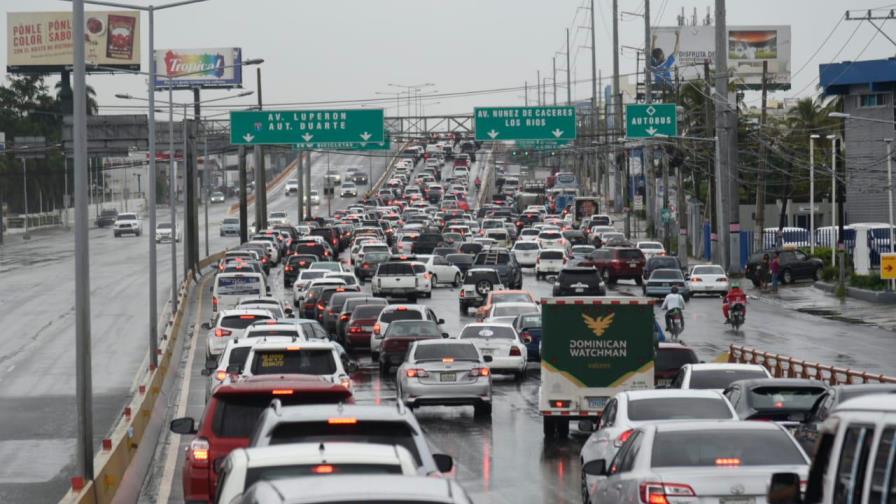 Toque de queda agarra a los dominicanos en medio del tapón Toque de queda agarra a los dominicanos en medio del tapón