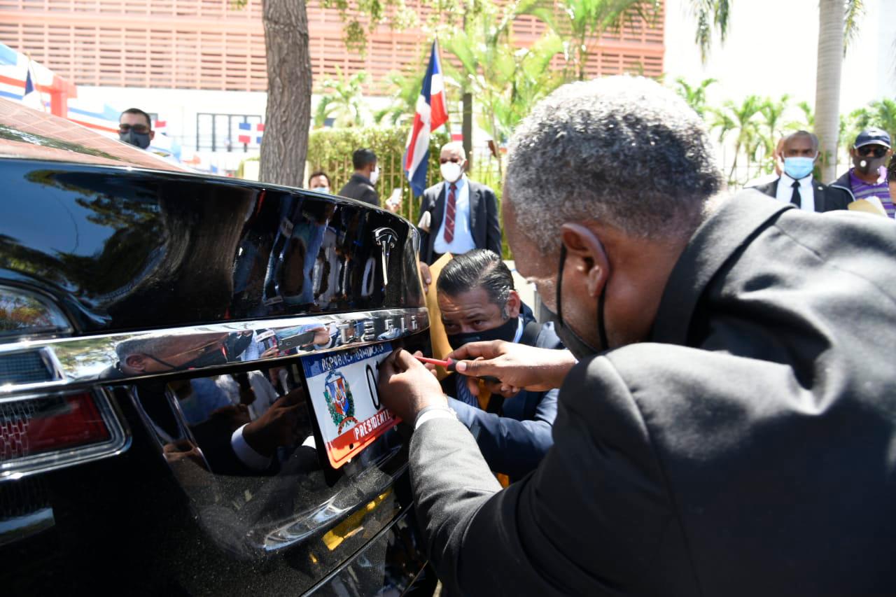 Cambio de placa al auto de Abinader.