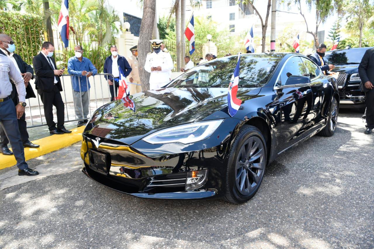 El Tesla S de Abinader es un vehículo eléctrico.