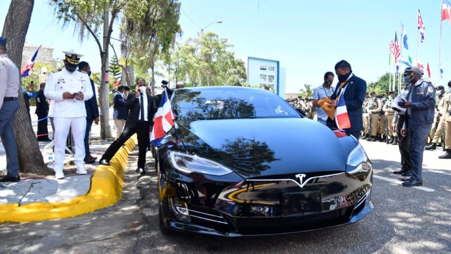 El Tesla que llevó a Abinader al Congreso El Tesla que llevó a Abinader al Congreso