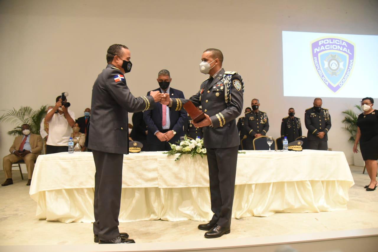 Entrega de la bandera de la Policía Nacional al nuevo jefe de la institución.