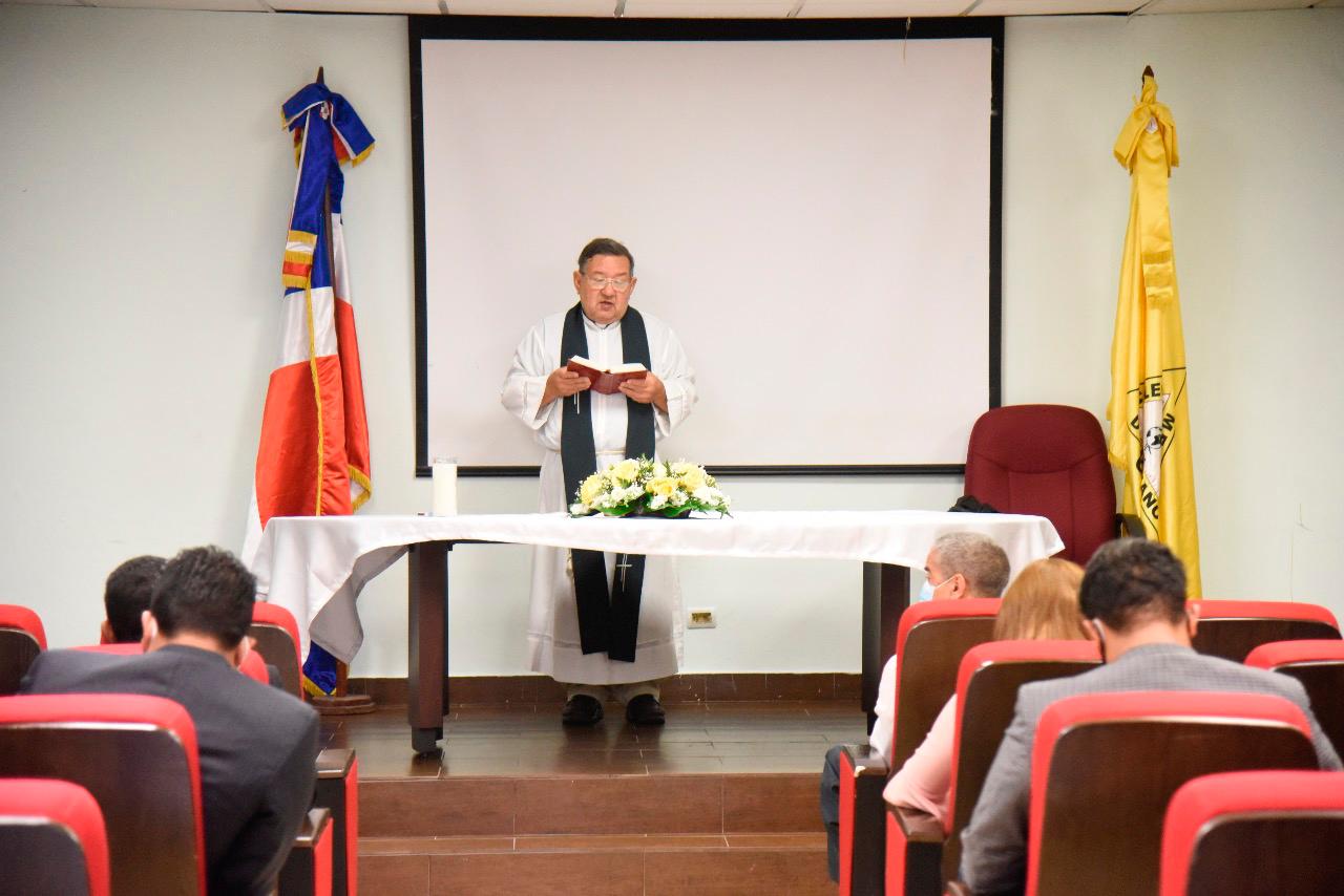 Sacerdote jesuita Antonio Lluberes, de la parroquia Santa María Madre de Dios, durante misa de conmemoración.
