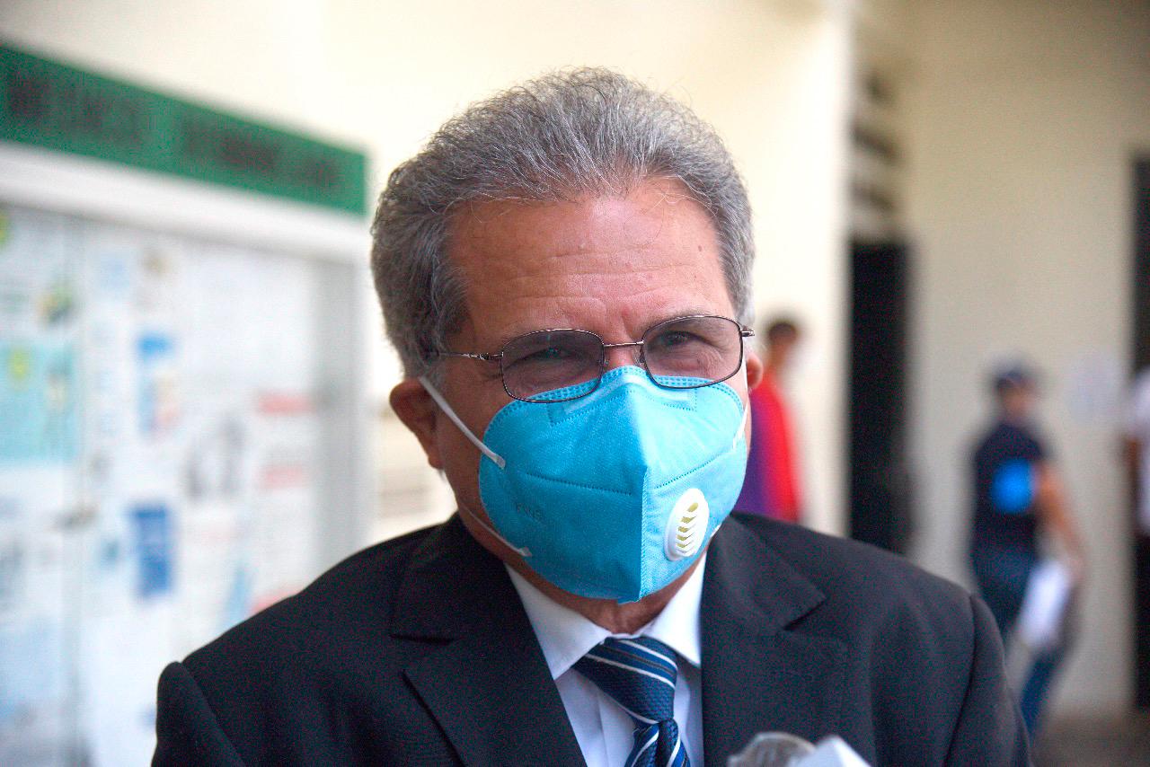 El presidente del CMD, Waldo Ariel Suero, explica situación de médicos dominicanos.