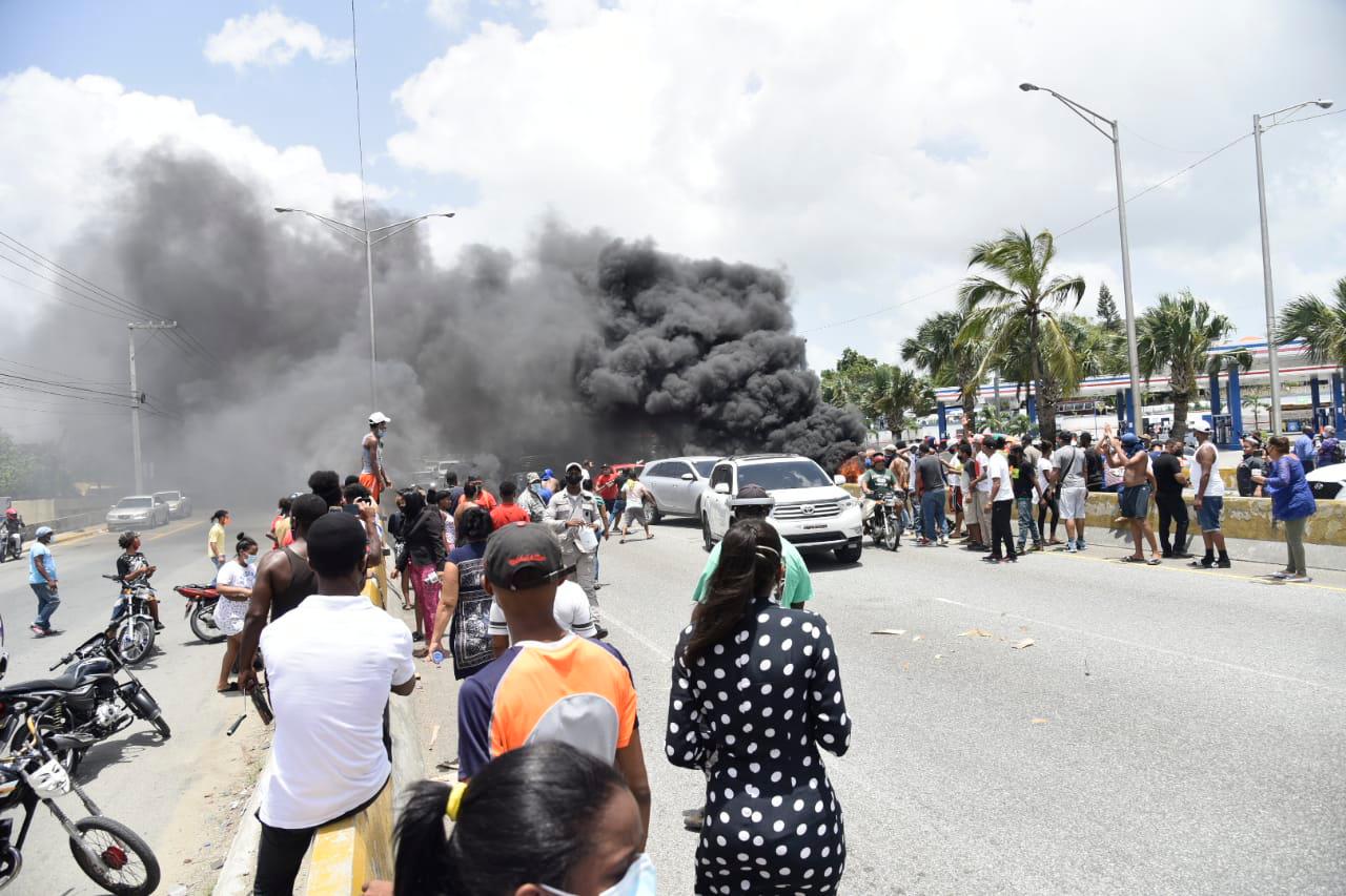 Residentes en el ensanche Isabelita queramos gomas en la autopista Las Américas. 