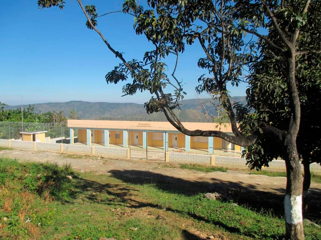 Escuela Aniceto Martínez en Hondo Valle,  Elías Piña, luego de su reconstrucción en 2016.