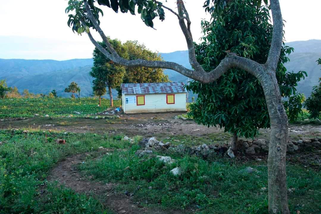 Escuela Aniceto Martínez en Hondo Valle,  Elías Piña, antes de su reconstrucción en 2016.