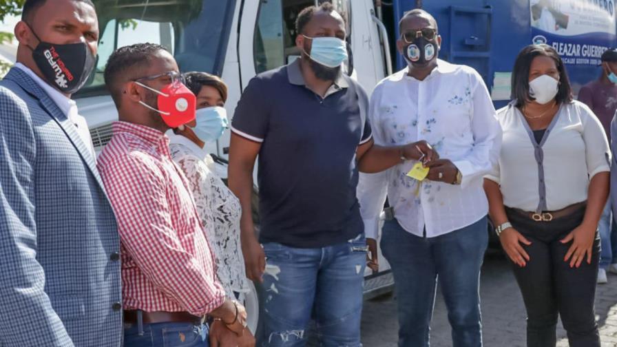 Vladimir Guerrero dona camiones recolectores de basura al ayuntamiento de Nizao