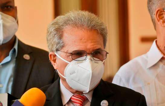 Colegio Médico acusa al ministro de Salud de cancelar médicos por política