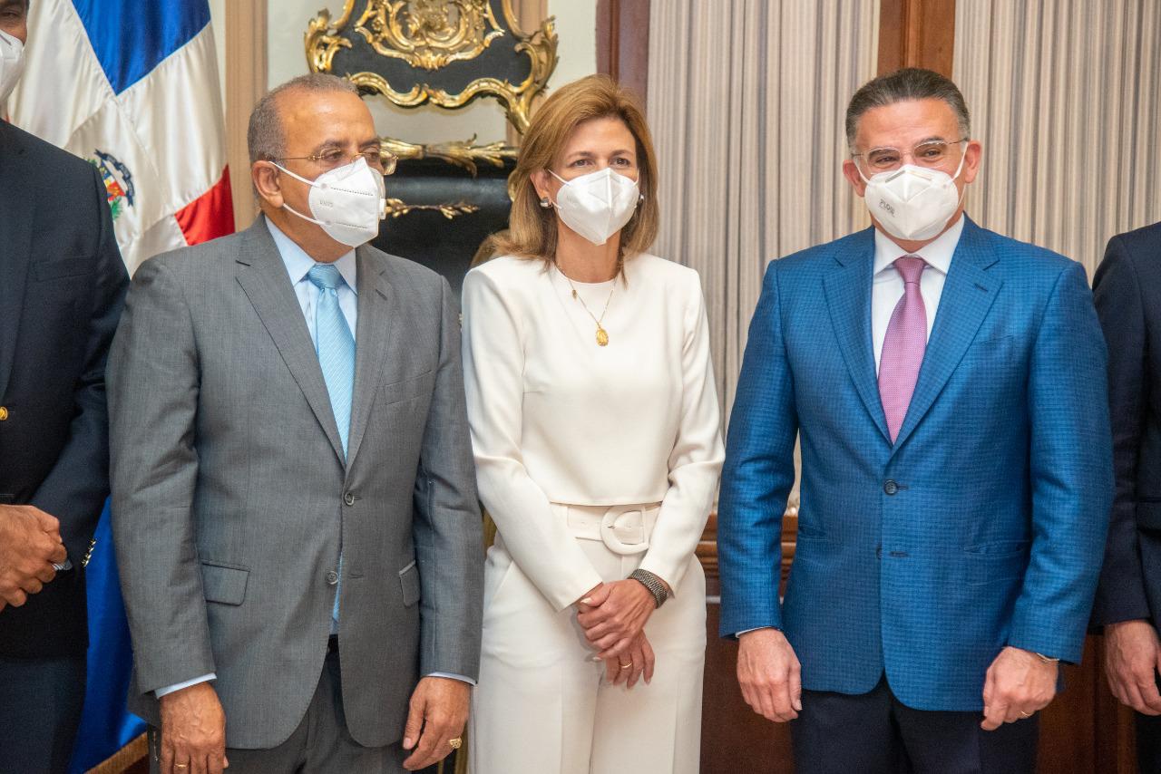 De izquierda a derecha, Plutarco Arias, ministro de Salud; Raquel Peña, vicepresidente del país; y Pedro Brache, presidente del Conep. (Diario Libre/Juan Miguel Peña)