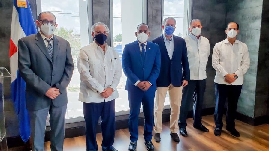 Representantes de aeropuertos privados se reúnen con funcionario del sector Representantes de aeropuertos privados se reúnen con funcionario del sector