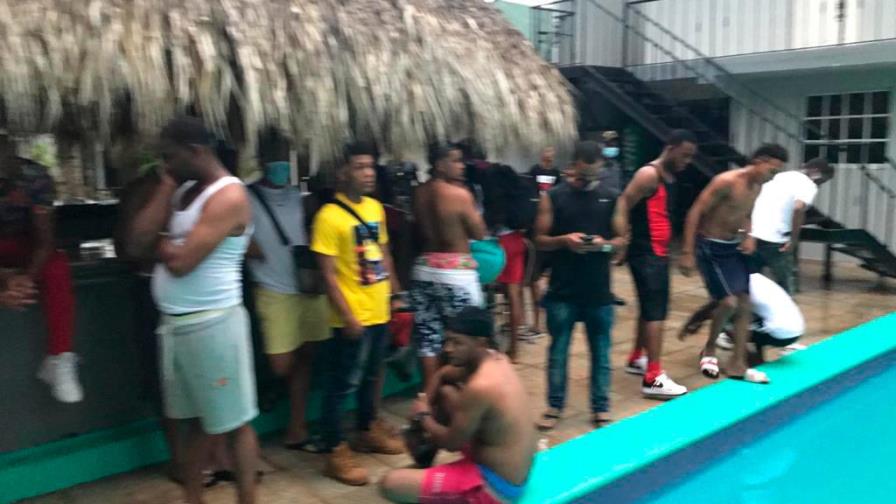 Policía interrumpe fiesta clandestina durante toque de queda en La Romana