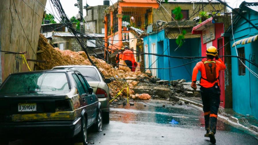 Una mujer y su hijo mueren aplastados tras desplomarse pared