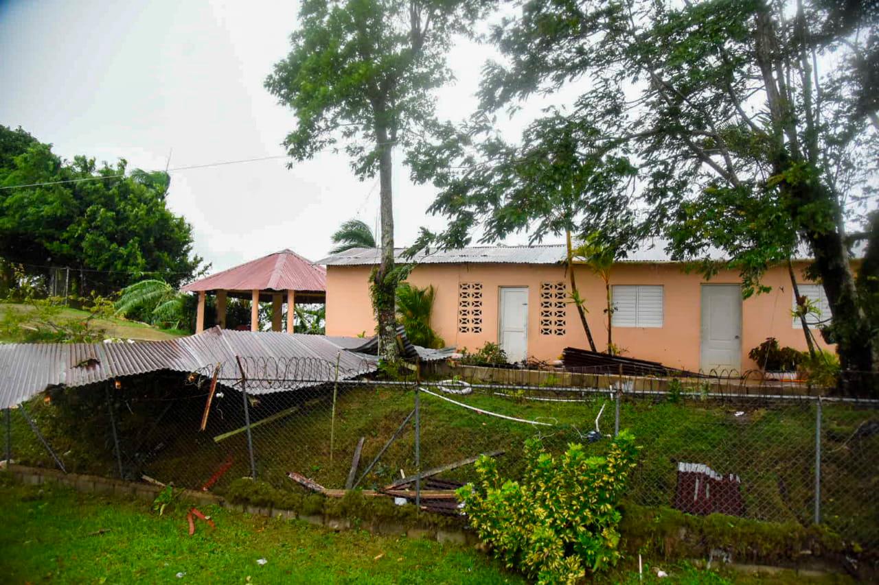 Fuertes vientos de la tormenta Laura hicieron volar los techos de zinc en Jamao al Norte.