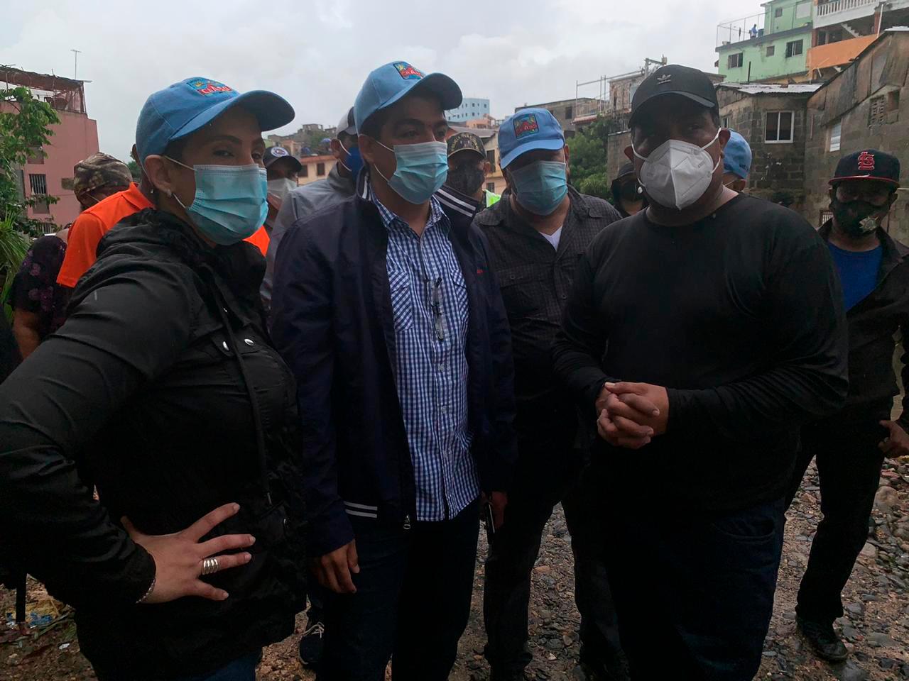 La alcaldesa Carolina Mejía junto a la Defensa Civil, el Ministerio de Defensa (MIDE), brigadas de la Alcaldía del Distrito Nacional, Corporación del Acueducto y Alcantarillado de Santo Domingo (CAASD) y el Ministerio de Obras Públicas (MOPC) se encuentran en el lugar del derrumbe. 