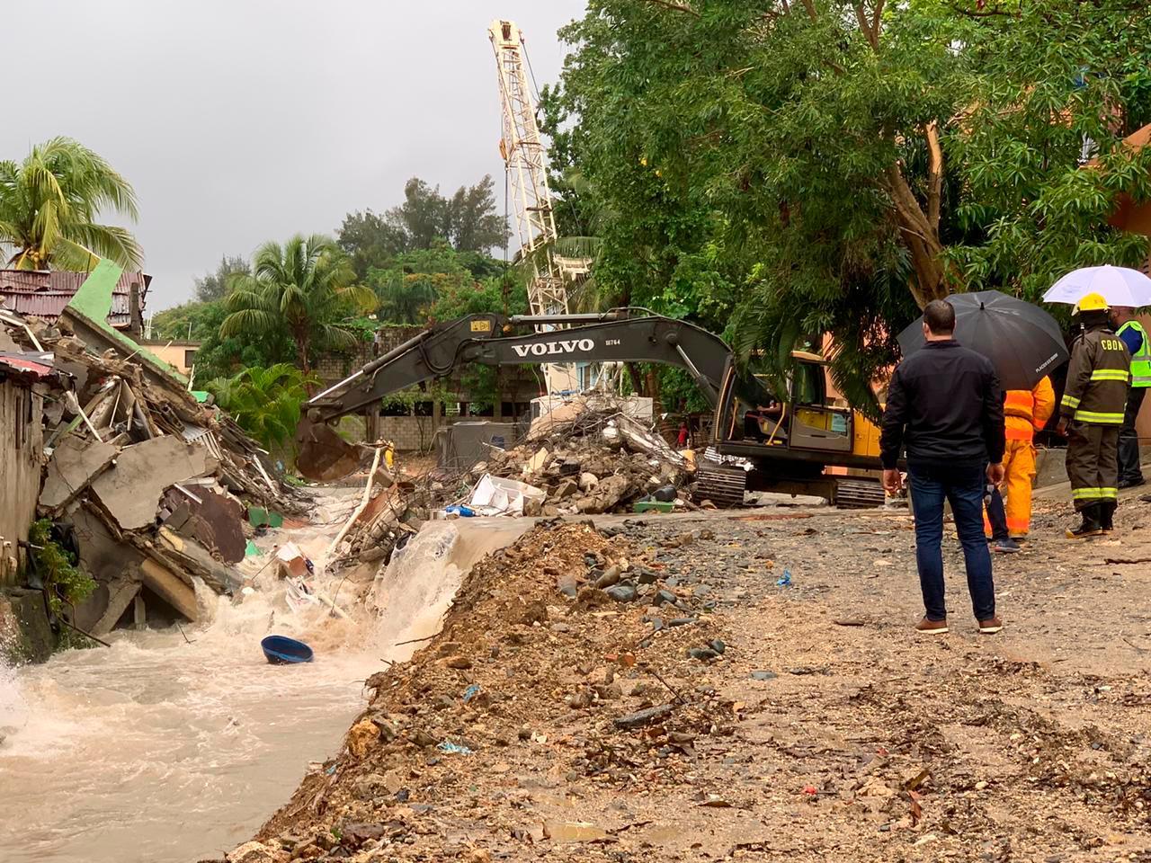 Una comisión encabezada por la alcaldía de Santo Domingo realizan un levantamiento de escombros. 