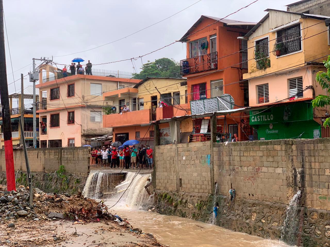 Moradores del sector La Yuca observan como la cañada derribó varias viviendas. 