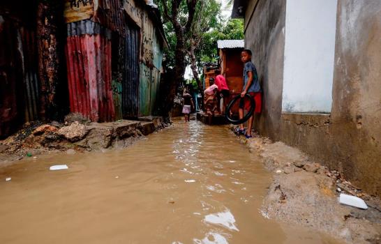 Familias que viven a orilla del río Ozama fueron afectadas por la tormenta Laura