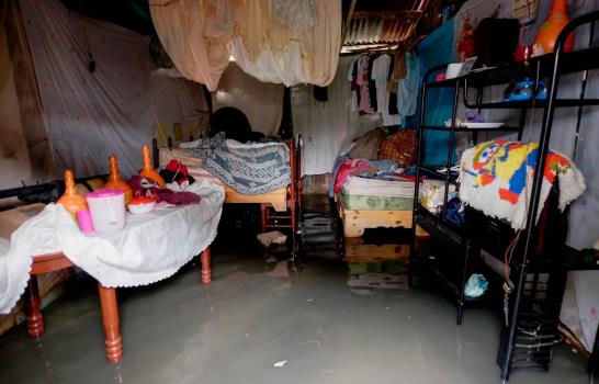 Familias que viven a orilla del río Ozama fueron afectadas por la tormenta Laura
