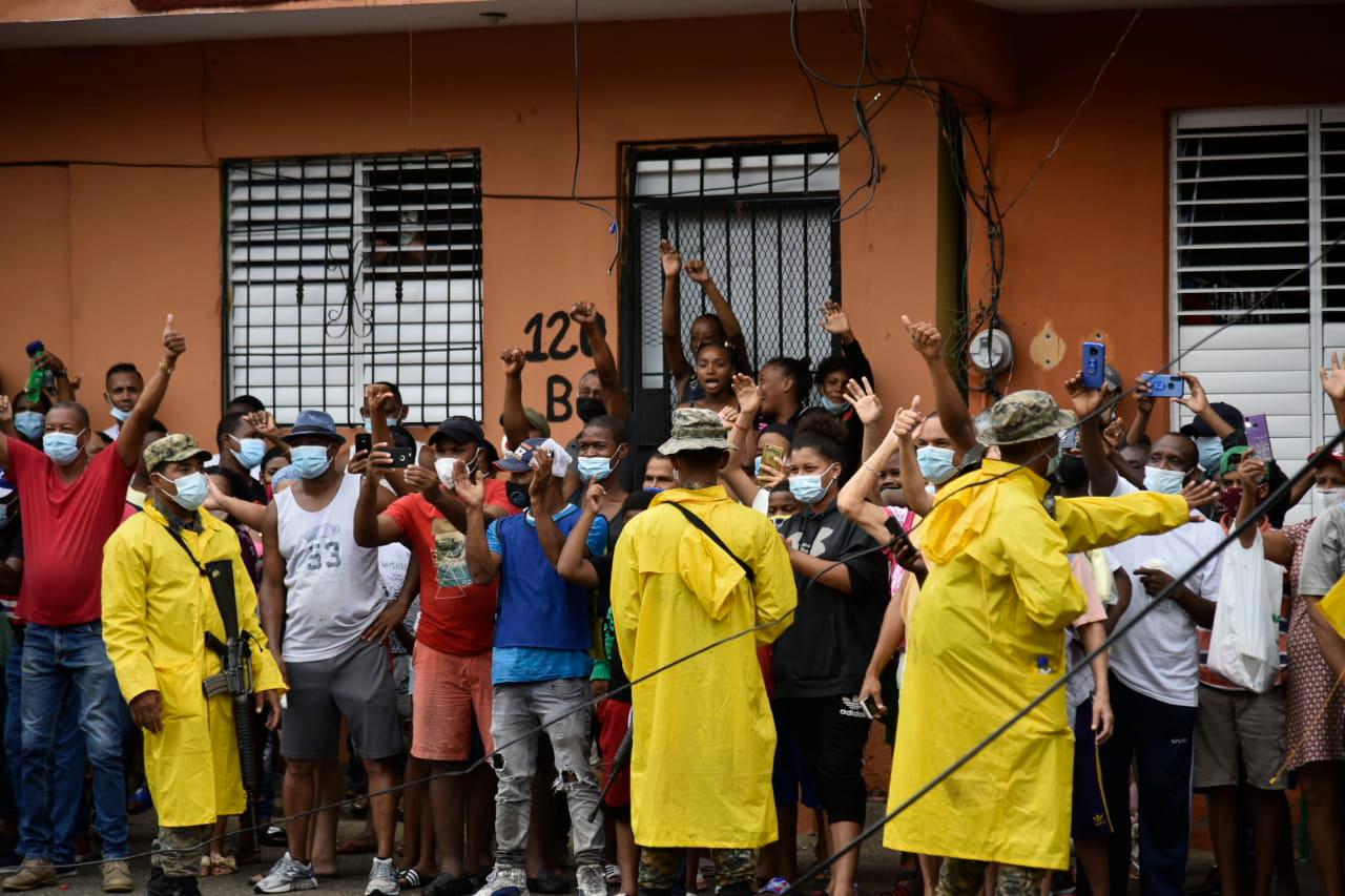 Personas viendo la llegadas de autoridades al lugar.
