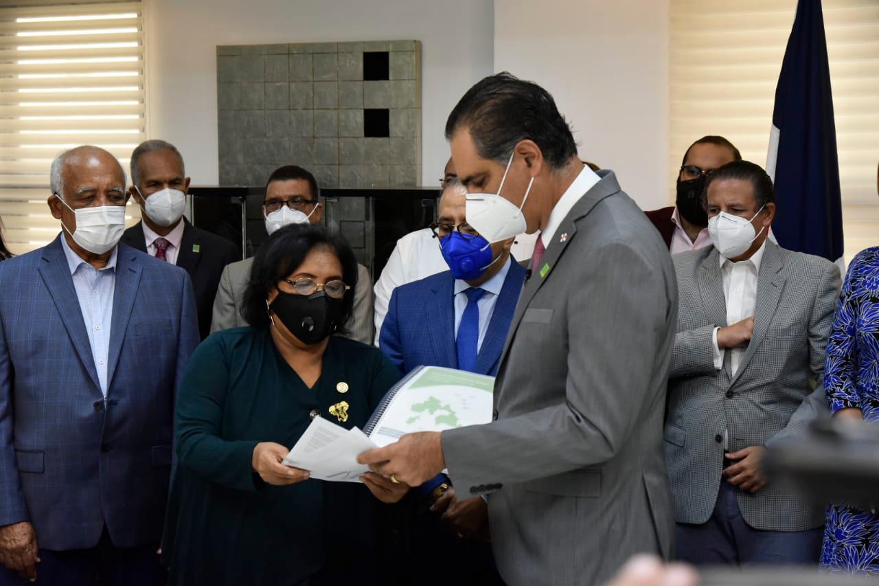 La exdirectora de la entidad, Mercedes Rodríguez Silver, realiza entrega de documentación al doctor Santiago Hazim.