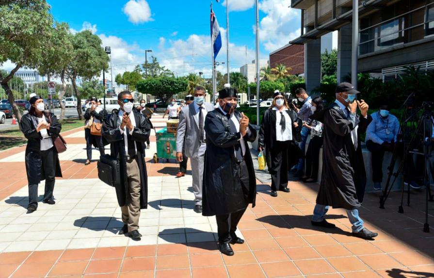 Un grupo de abogados del Cibao se manifiesta frente a la Suprema Corte de Justicia