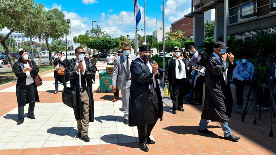 Un grupo de abogados del Cibao se manifiesta frente a la Suprema Corte de Justicia Un grupo de abogados del Cibao se manifiesta frente a la Suprema Corte de Justicia