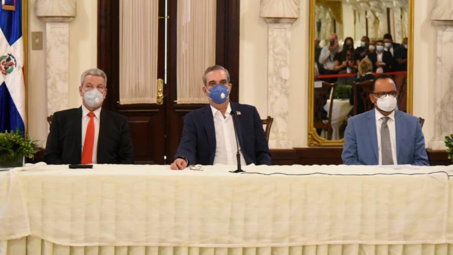 Luis Abinader prohíbe a funcionarios recibir regalos 