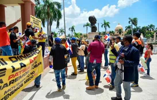 Grupo de nacionalistas reclama salida de Lozano del Instituto de Migración y el 30% fondos AFP