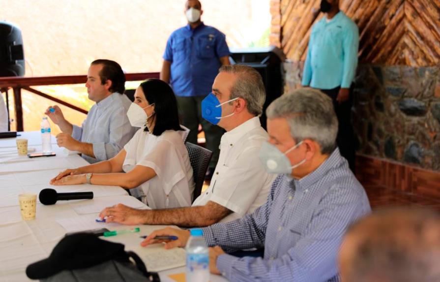 Luis Abinader promete médicos especialistas en cada una de las provincias del país