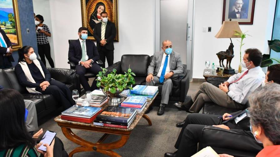 Salud Pública e Industria y Comercio acuerdan afrontar el comercio ilícito