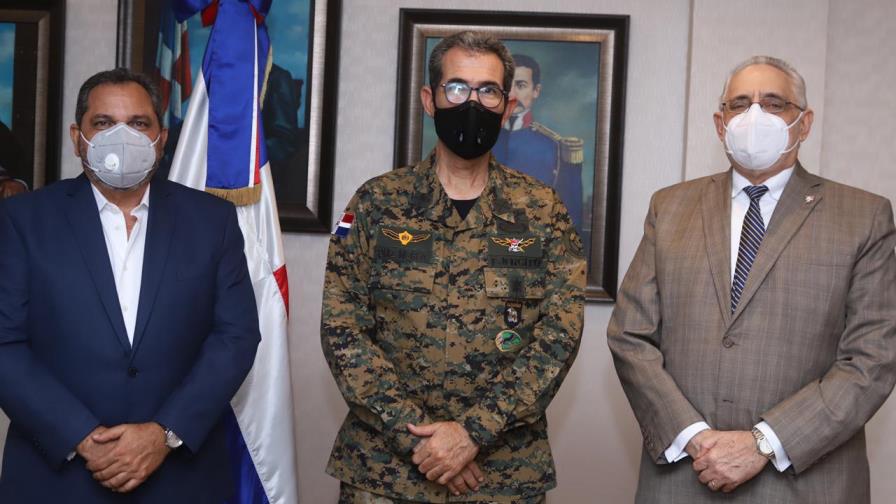 Ministro de Defensa se reúne con presidente de Lidom y Comisionado de Béisbol