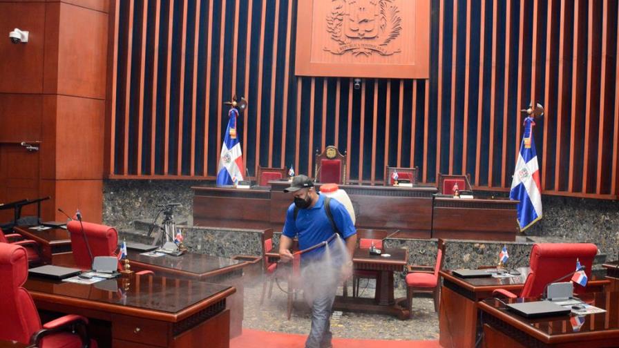 El Senado refuerza medidas contra el COVID-19 luego que dos congresistas dieron positivo