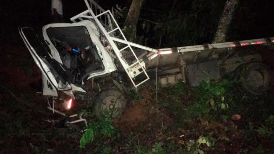Tres heridos al deslizarse camión en carretera Sabana de la Mar
