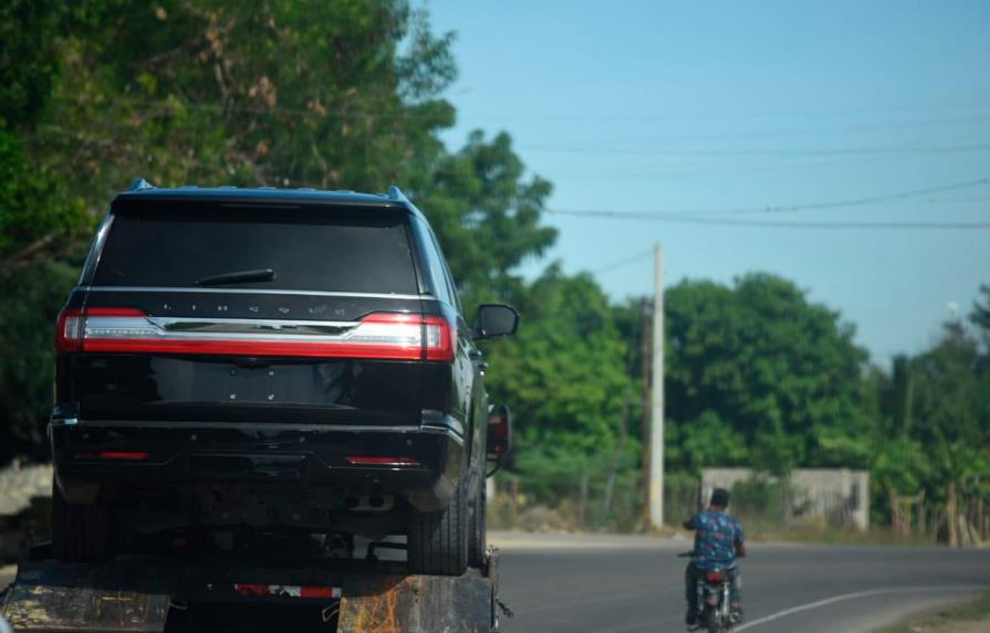 Se pinchan dos neumáticos del vehículo que viajaba el presidente Luis Abinader