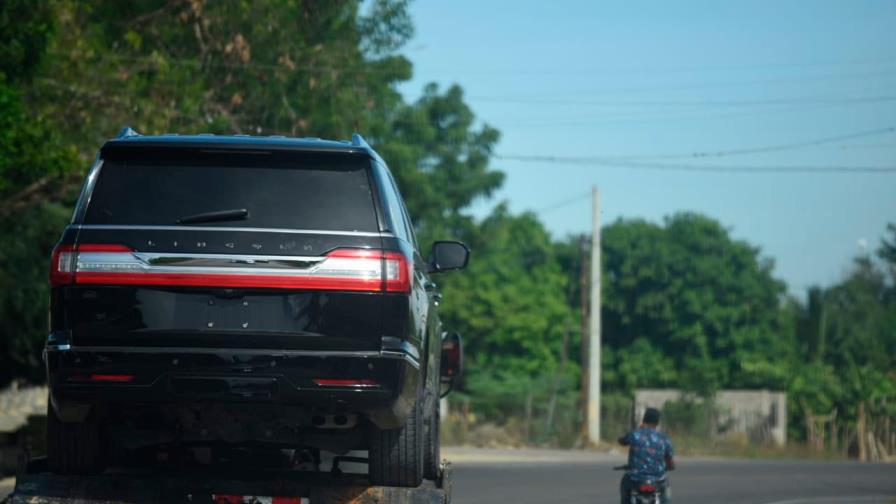 Se pinchan dos neumáticos del vehículo que viajaba el presidente Luis Abinader