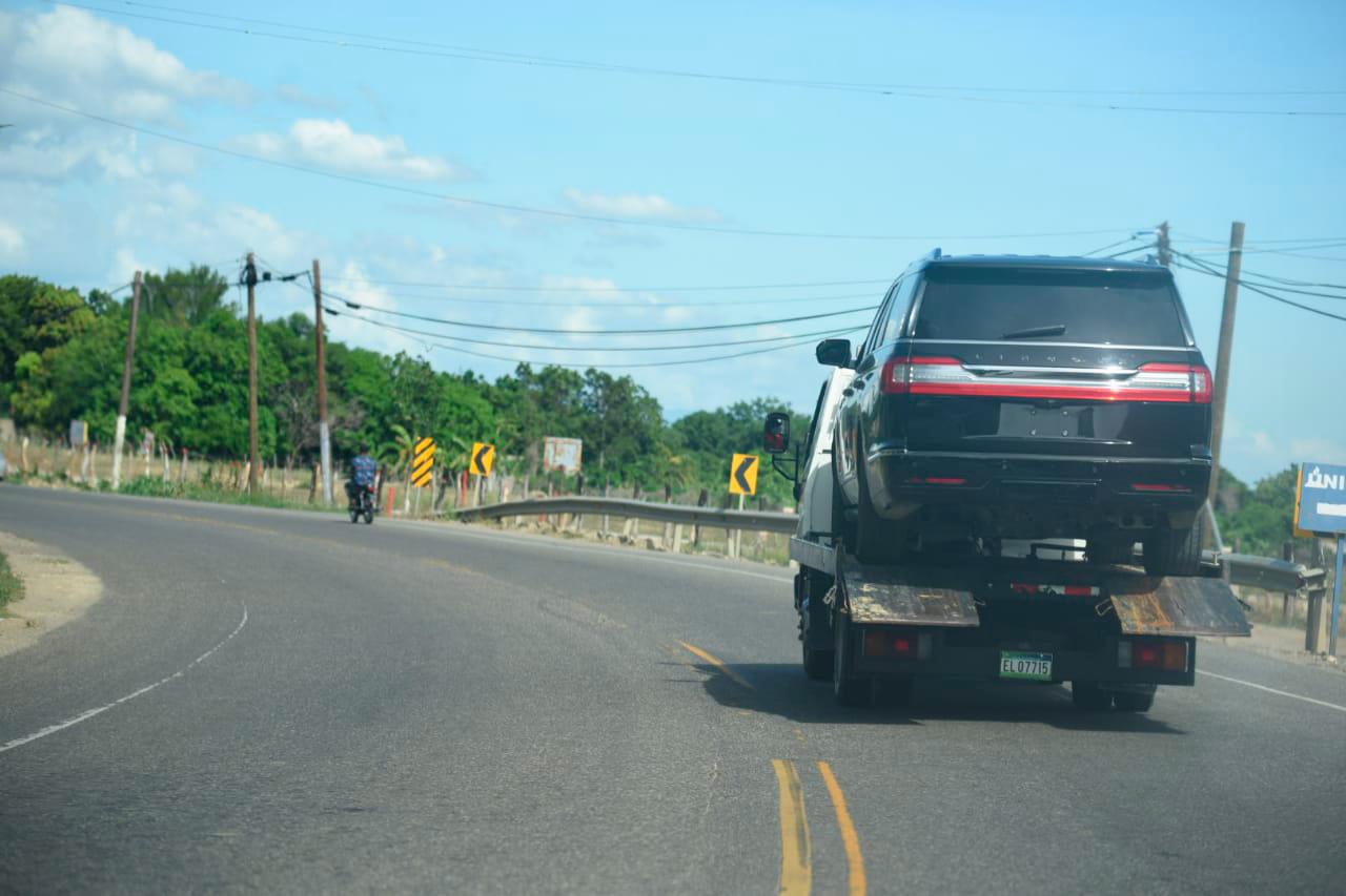 El vehículo siendo transportado en una grúa del Ministerio de Obras Públicas.