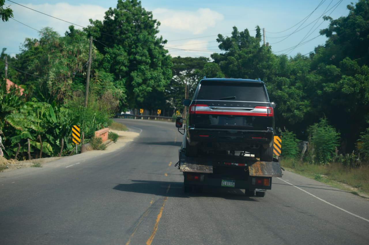 El vehículo siendo transportado en una grúa del Ministerio de Obras Públicas.