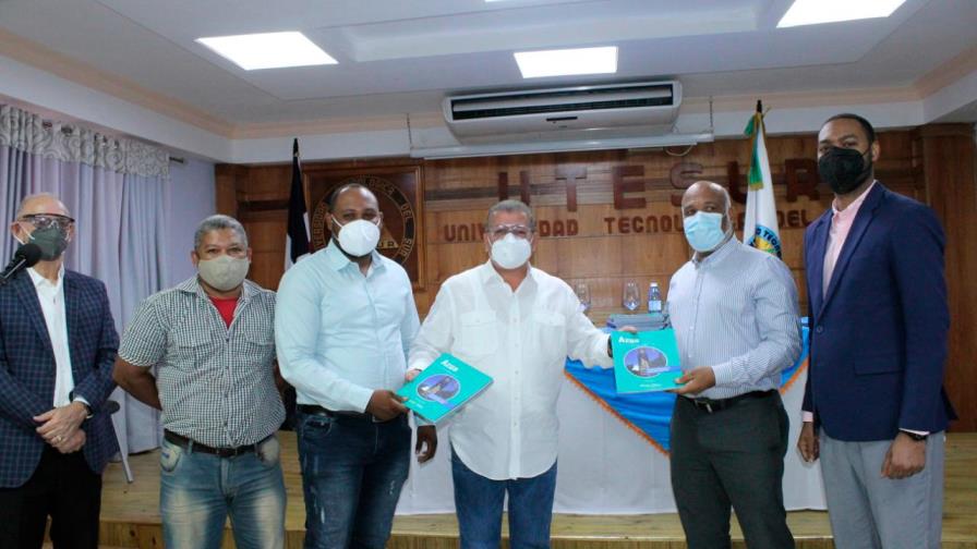 Proyecto RD-2044 inicia en Azua entrega de libros para las 32 provincias del país