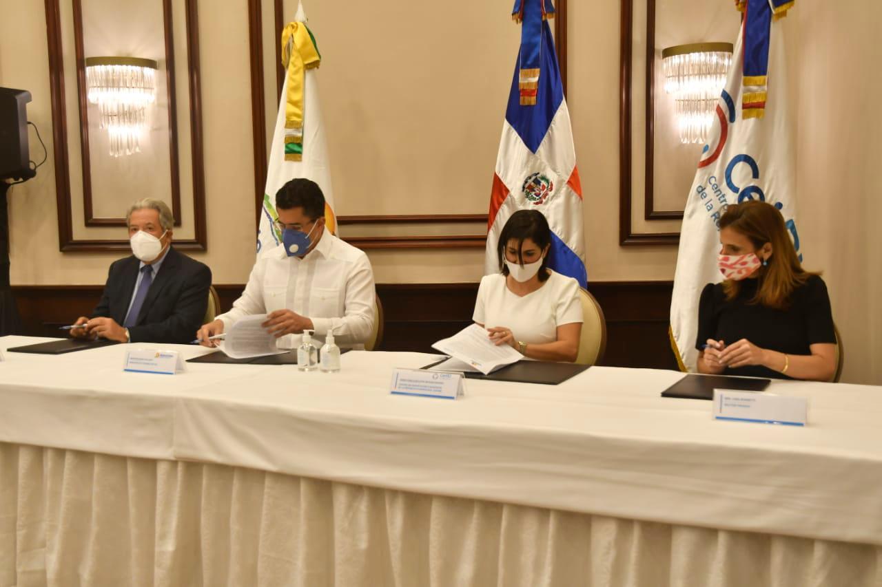 Momento de la firma del convenio entre el Ministerio de Turismo, el CEI-RD y el sector privado para impulsar la marca país. 
