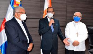 Arzobispo Ozoria y obispo Benito Ángeles visitan al ministro de Obras Públicas