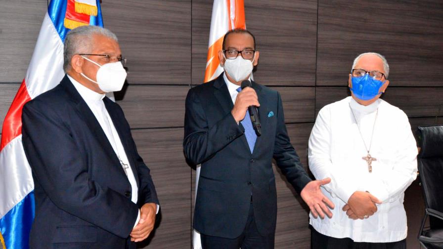 Arzobispo Ozoria y obispo Benito Ángeles visitan al ministro de Obras Públicas Arzobispo Ozoria y obispo Benito Ángeles visitan al ministro de Obras Públicas