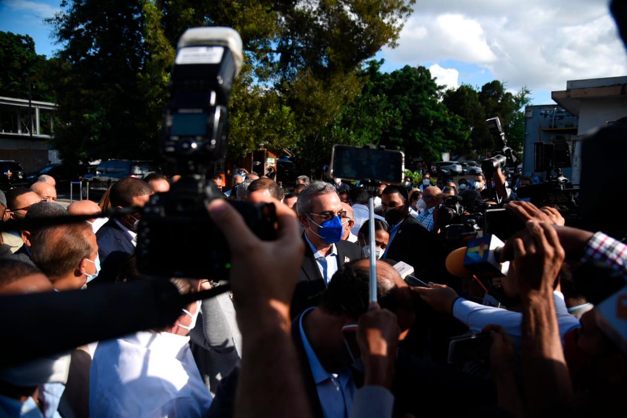Abinader hablando con la prensa en Santiago.