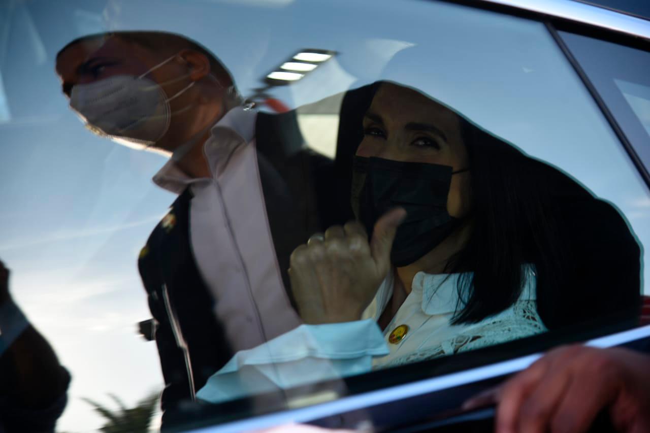 La primera dama, Raquel Arbaje, saluda desde el Tesla.